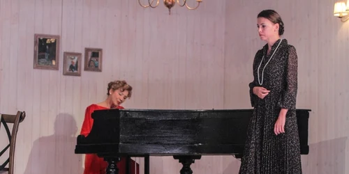 victoria-cocias-si-laura-vasiliu-in-sonata-de-toamna-foto-maria-stefanescu