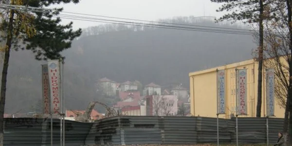 Doar steagurile mai amintesc de fosta uzină Hidromecanica