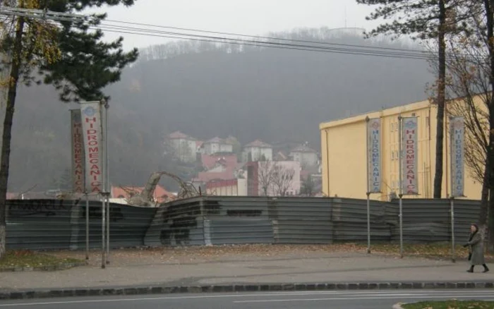 Doar steagurile mai amintesc de fosta uzină Hidromecanica. FOTOArhivă.