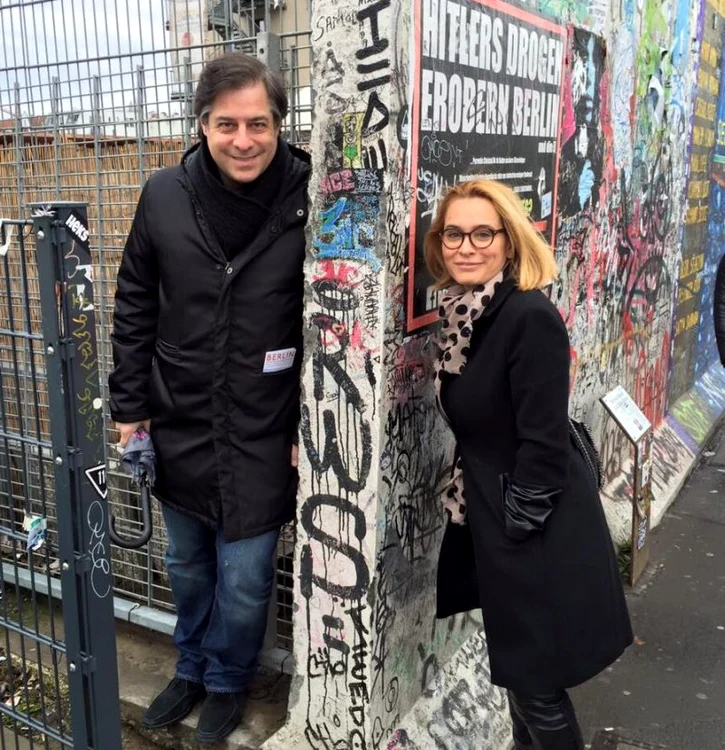 Andreea Esca si soţul ei s-au pozat la Zidul Berlinului