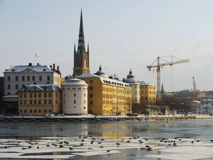 Canalele care străbat capitala Suediei leagă cele 14 insuliţe care aparţin Stockholmului. Unul dintre cele mai celebre şi vizitate canale este Canalul Regal Djurgården,  care a fost construit folosind doar unelte ce pot fi găsite într-o gospodărie,  în anul 1832.