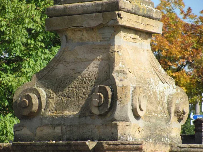 Inscripţia în limba latină de pe obelisc de abia se mai vede Foto: Ştefan Both