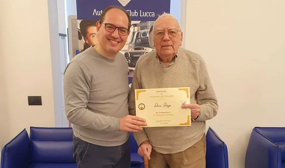 Divo Stagi și-a reînnoit permisul de conducere și a primit o diplomă de ”veteran” FOTO: AC Lucca
