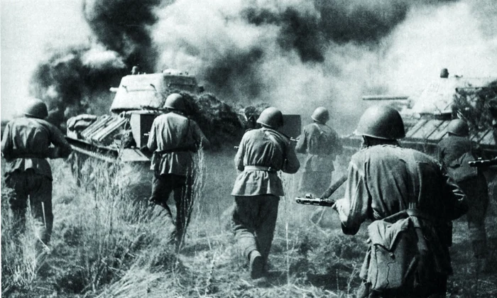 Tancuri T-34, urmate de infanteria sovietică, avansează pe câmpul de bătălie (© wikipedia.org)