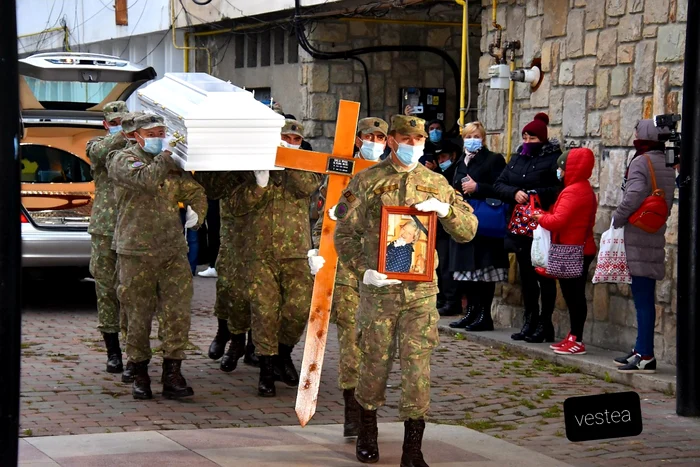 
    Sicriul cu trupul actriței Draga Olteanu Matei a fost depus joi seara la Cinematograful „Dacia Mon Amour” din Piatra Neamț, unde va sta până duminică dimineațaFoto: vestea.net  