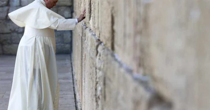 Papa Francisc, atingând timpul în timpul zicitei la Câmpul de vest. FOTO Reuters