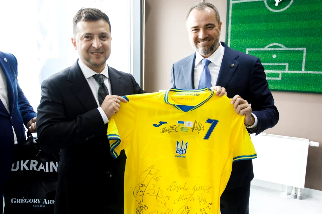 Andrei Pavelko (dreapta), preşedintele Federaţiei Ucrainene de Fotbal prezentase tricoul naţionalei pe pagina sa de Facebook