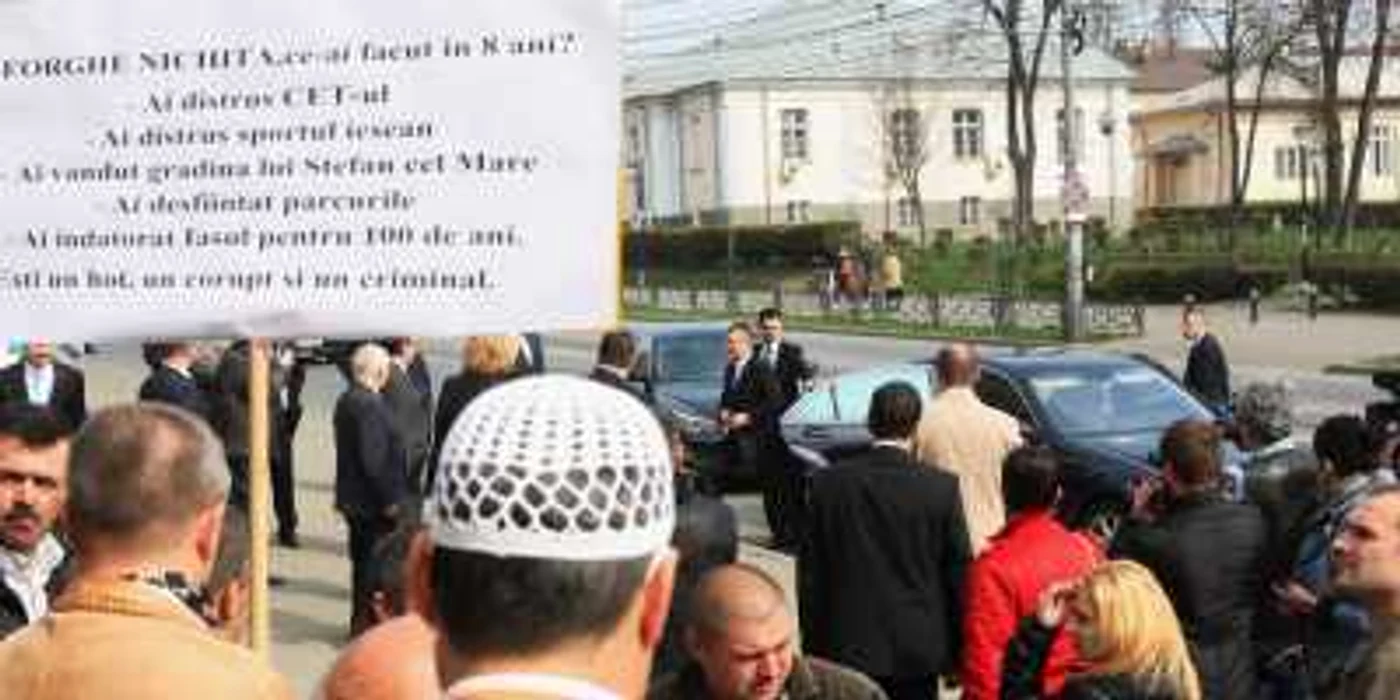 Demonstranţii l-au aşteptat pe primul ministru Ungureanu pe scările Unviersităţii "Al. I. Cuza"