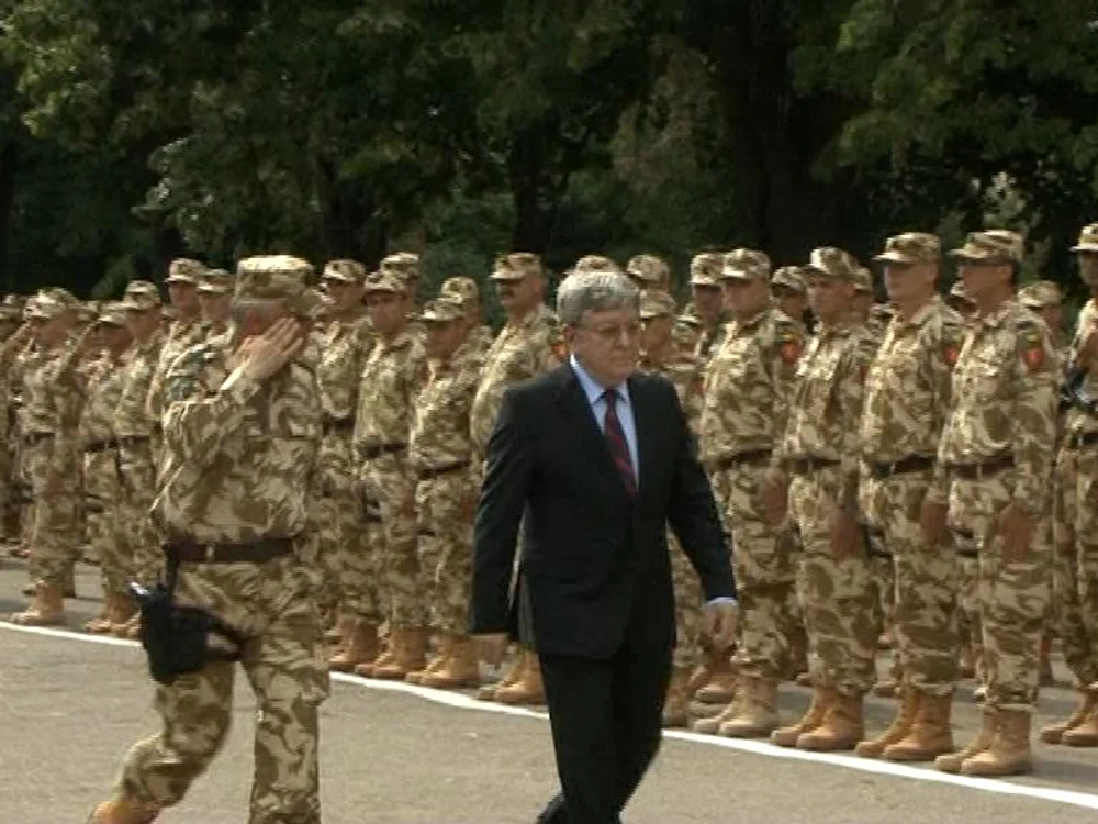 Ministrul Apărării, Corneliu Dobriţoiu şi militarii gălăţeni repatriaţi
