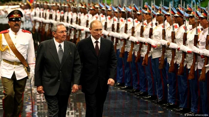 Raul Castro şi Vladimir Putin, la sosirea în Havana, Cuba