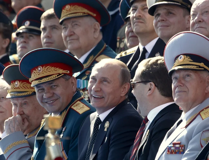 Vladimir Putin (stânga) a urmărit parada alături de premierul Dmitri Medvedev. FOTO: Reuters