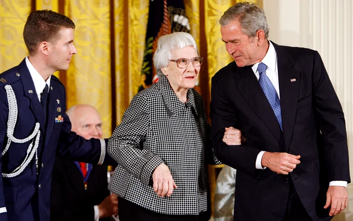 Harper Lee, alături de fostul președinte al SUA, George W Bush. FOTO: Getty Images