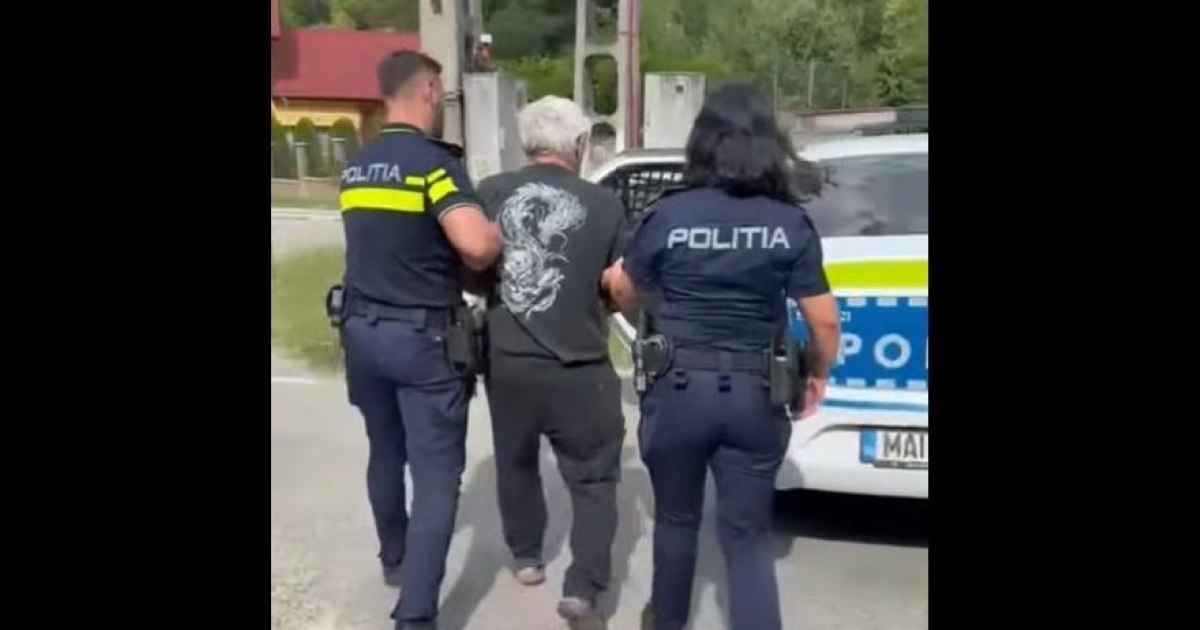 Scene șocante în Timiș: un bărbat de 75 de ani a fost reținut alergând după partenera sa. Scene șocante în Timiș: un bărbat de 75 de ani a fost reținut alergând după partenera sa.