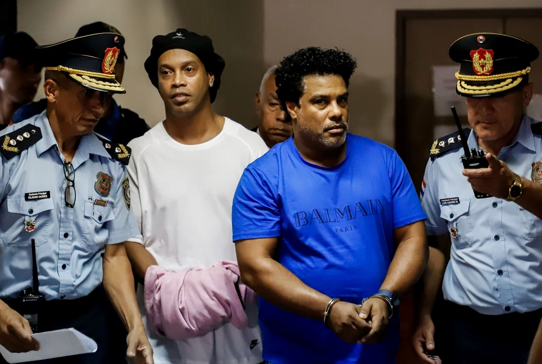 
    Ronaldinho și fratele său rămân în arestFoto: EPA-EFE  
