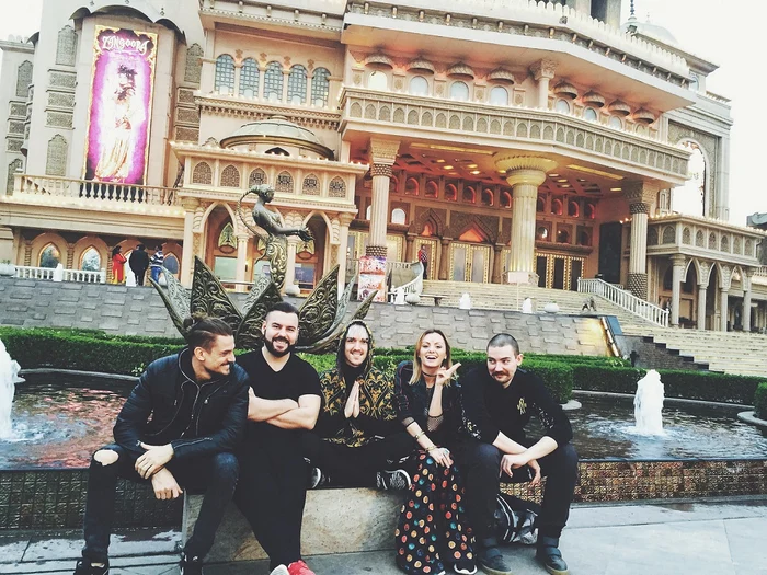 Alexandra Stan, alături de echipa ei, toboşarul Alexandru Unc, dj-ul Sebastian Negulescu şi coregraful Emil Rengle