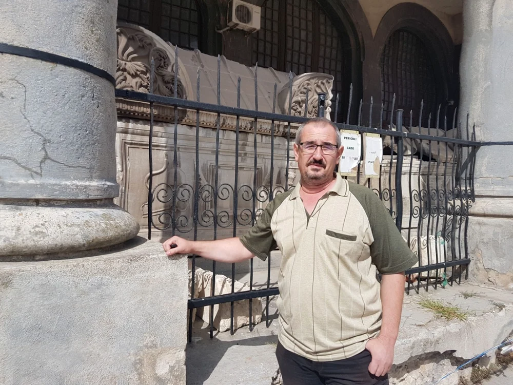 Cristian Cealera în faţa Sarcofagului cu simboluri FOTO Călin Gavrilaş