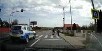 O mașină de poliție a fost la un pas să dea peste două femei pe trecere FOTO Captură video