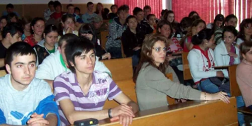 Bacău: Viaţa adolescenţilor, sub lupa societăţii (CAMPANIE)