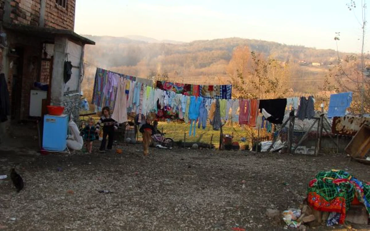 Copiii Mădălinei Mustăţea îşi fac nevoile în faţa casei