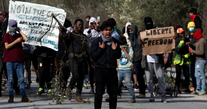 Migranţi la graniţa dintre Turcia şi Grecia FOTO EPA-EFE