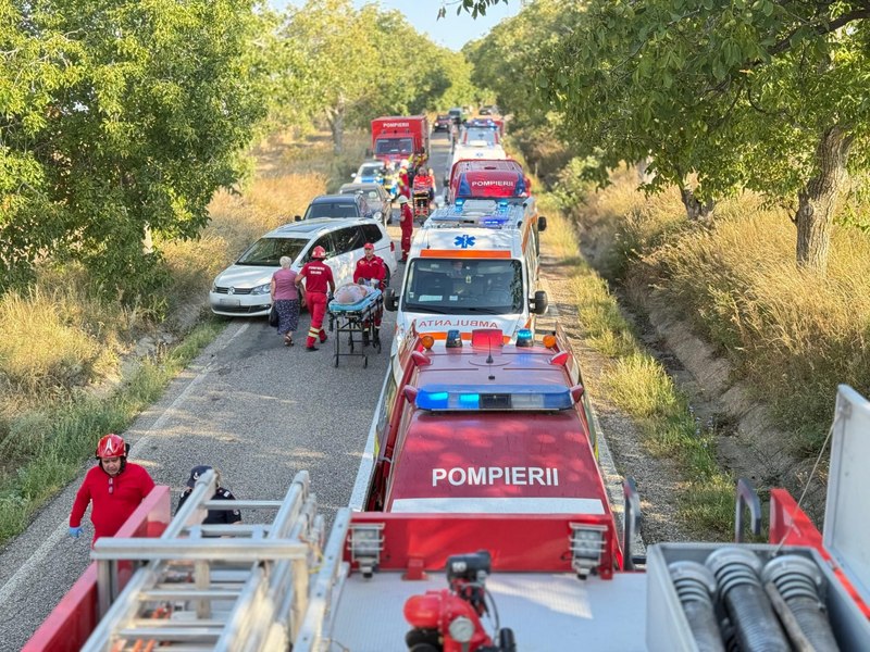 Tragedie la Botoșani. Trei persoane au murit într-un accident între un microbuz și un autoturism