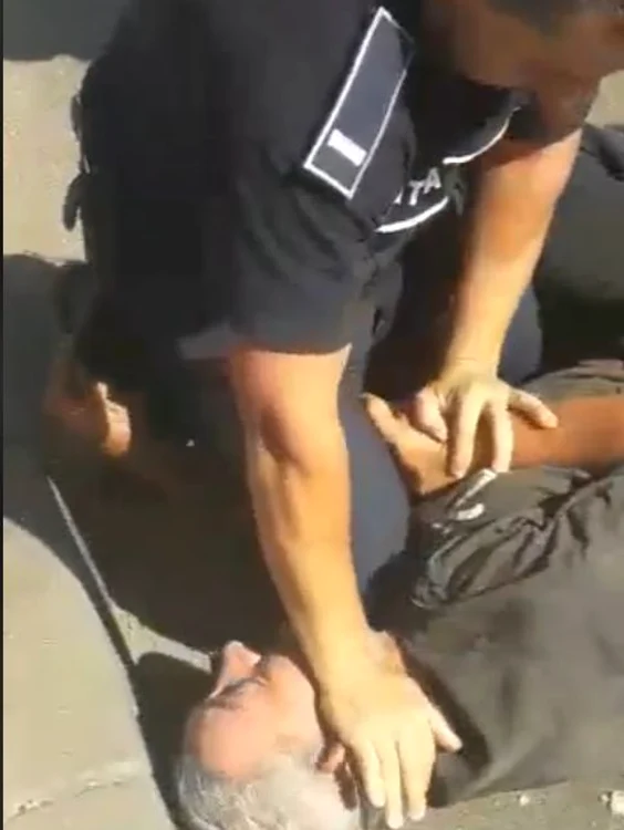 Al doilea bătrân a sărit în ajutorul primului, însă a sfârșit pe asfalt Foto: Captură Video Facebook