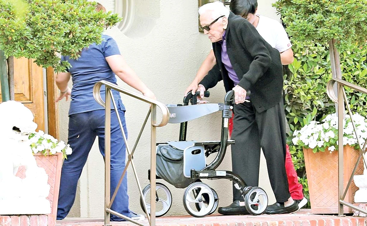 
    Kirk Douglas, 102 ani,  intră pe picioarele  lui în casa din  Beverly Hills  