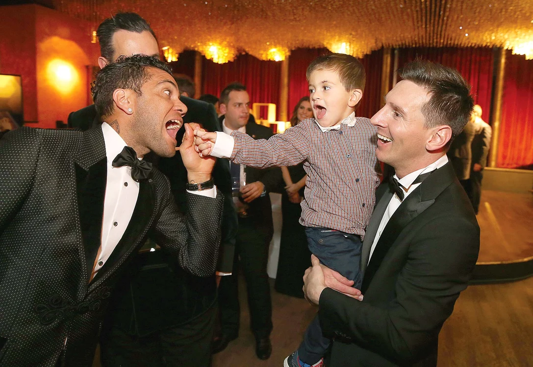
    Thiago, fiul lui  Messi, a fost cel  mai încântat de  întreaga ceremonieFOTOGRAFII: Guliver/ GettyImages   