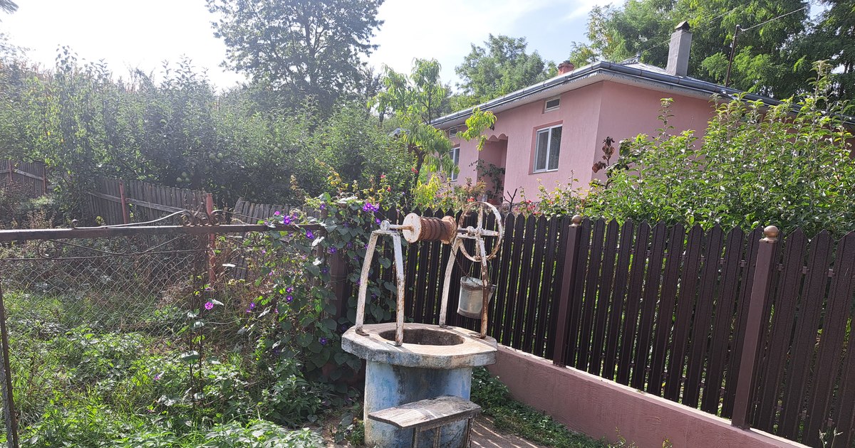 Românii care au de ales între ape infestate și țevi secate. Multe fântâni nu mai apă potabilă, iar prin rețeaua publică se dă cu porția