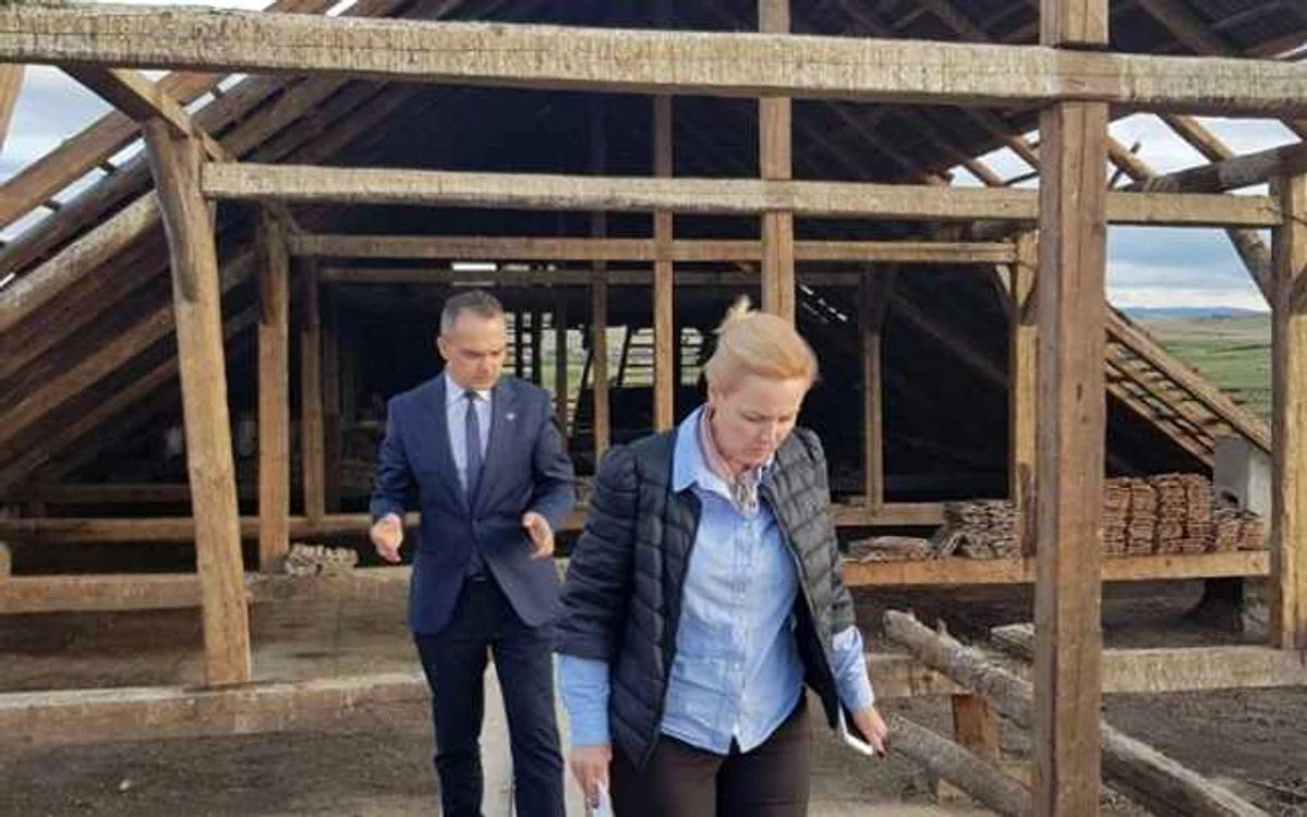 Ministrul Carmen Dan şi prefetcul judeţului Cluj  FOTO Facebook Carmen Dan