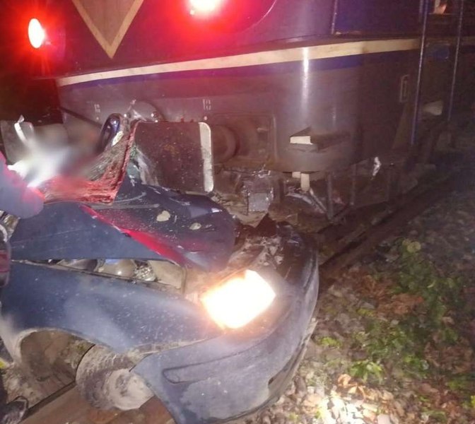 Doi răniţi grav după coliziunea unui tren cu un autoturism, la Câmpulung Moldovenesc