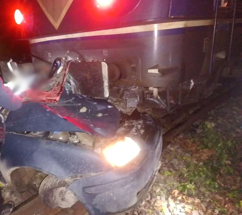 Autoturismul a fost izbit de tren. FOTO ISU Suceava