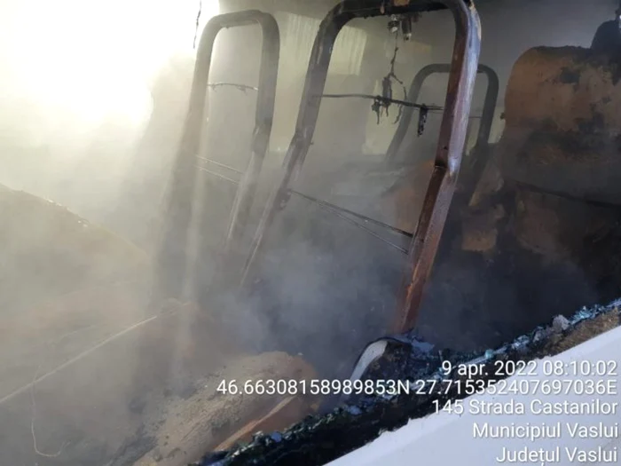 microbuz incendiu Vaslui FOTO ISU Vaslui 3