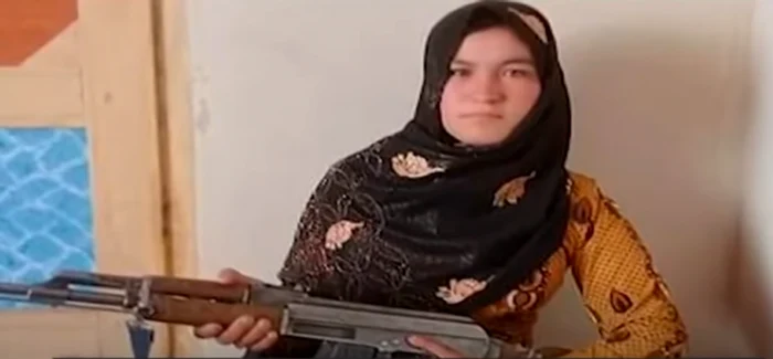 Adolescenta afgana care a impuscat doi talibani după ce i-au ucis părinţii FOTO captură You Tube