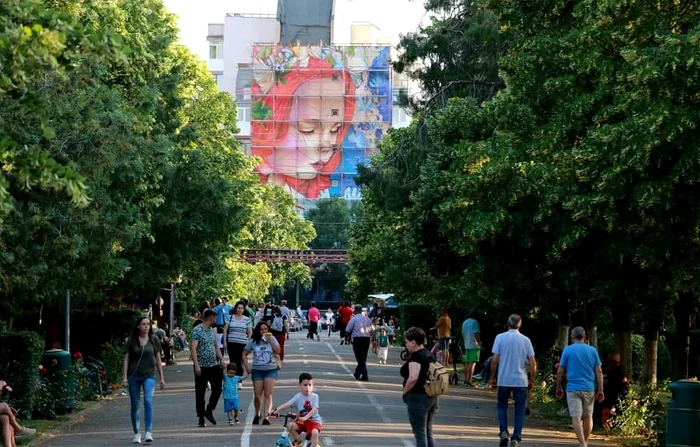 Fetița din lucrare este vizibilă din Parcul Tineretului. SURSA Oana Matache
