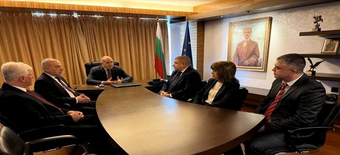 Foto: Radev și aliații săi punând bazele coaliției Bulgaria Progresistă. Sursa: Facebook