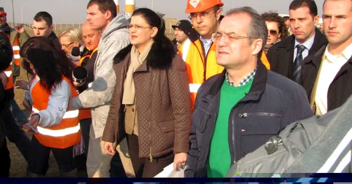 Premierul Emil Boc şi ministrul Anca Boagiu pe şantierul viitoarei autostrăzi