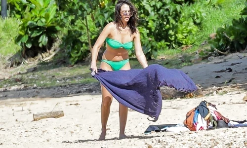 Jessica Alba, la plajă în Hawaii (2) jpg