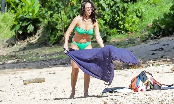 Jessica Alba, la plajă în Hawaii (2) jpg