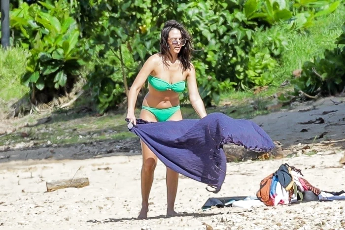 Jessica Alba, la plajă în Hawaii (2) jpg