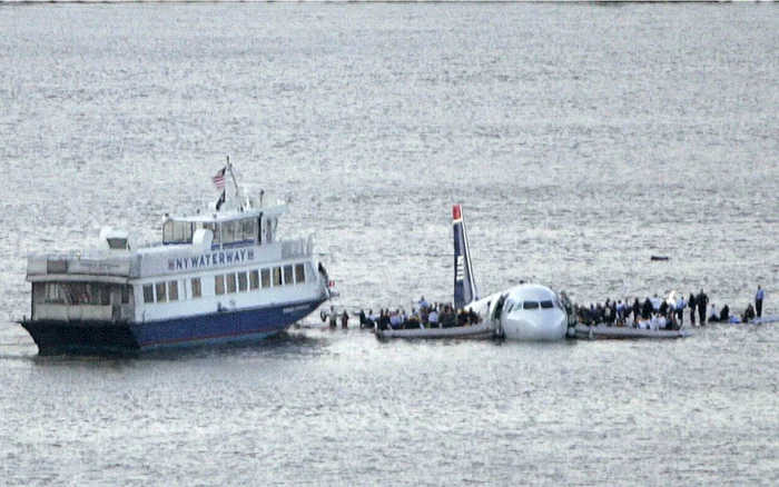 Misiunea de salvare a pasagerilor din avionul care a aterizat în râul Hudson. FOTO blog.reuters.com