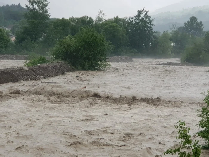 Mai mulţi oameni veniţi de la muncă nu au cum să ajungă acasă.  Foto: Cj Vrancea