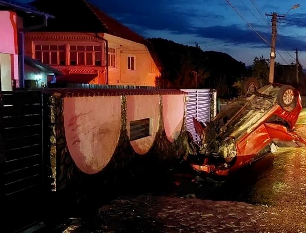 
    O femeie în vârstă de 80 de ani, din Câmpulung, pasageră în autoturism, aflată pe bancheta din spate, a murit pe locFoto: news.ro  