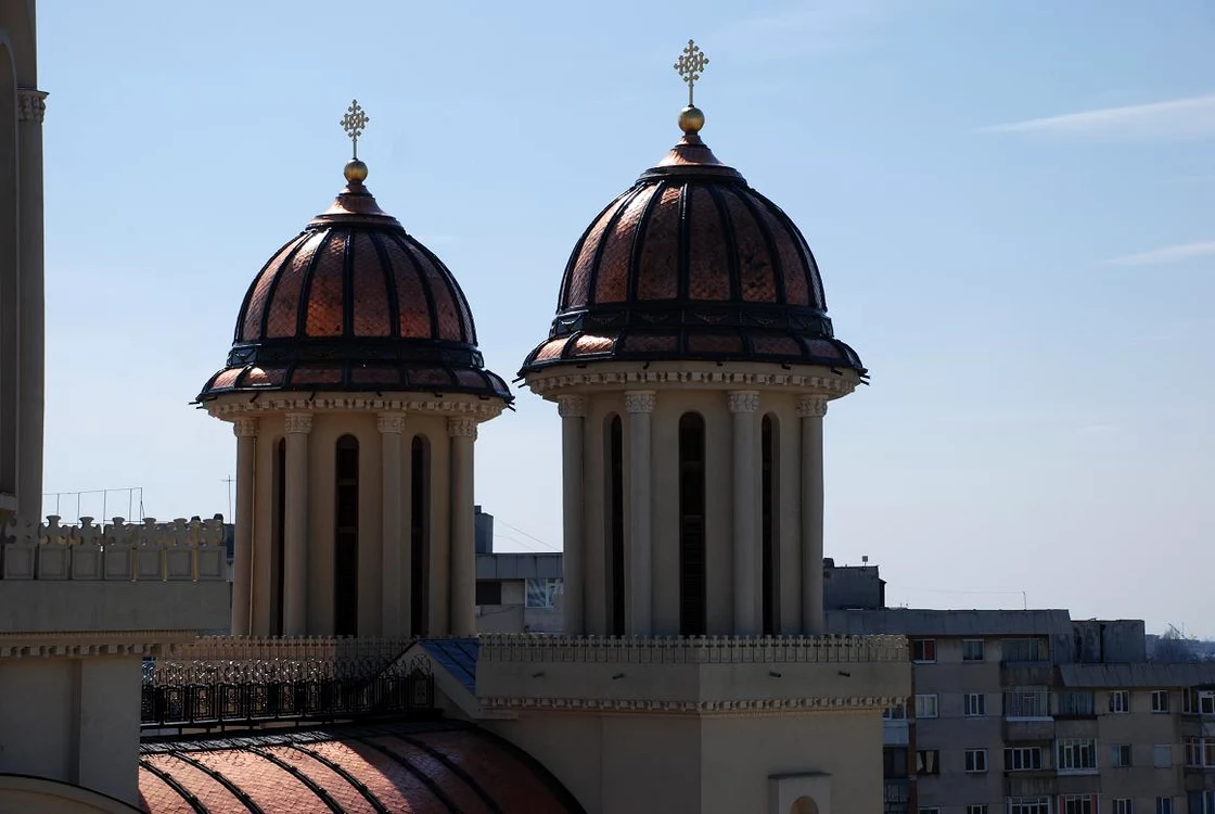 Turlele catedralei sunt acoperite cu tablă de cupru lăcuită