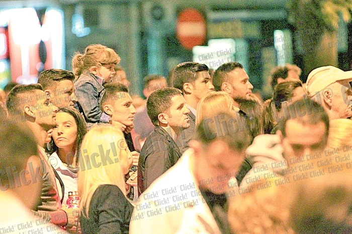 Cătălin Munteanu  a venit cu copilul  în căruţ la slujba  de Înviere (FOTOGRAFII: MIHAI IONESCU)