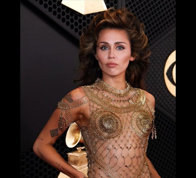 Motivul pentru care Miley Cyrus ar putea să nu mai cânte niciodată piesa „Flowers”. Artista a ajuns în fața justiției