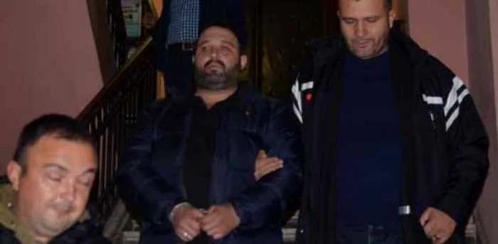 Florin Paraschivescu (foto centru) va sta şase ani şi opt luni după gratii FOTO: Ziarul ARGEŞUL