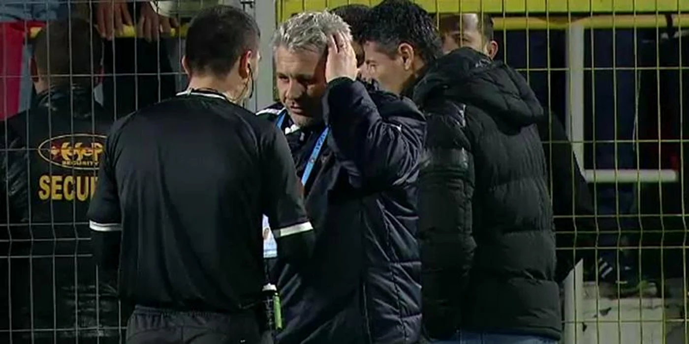 
    Şumudică se plânge arbitrului de o lovitură inexistentă  