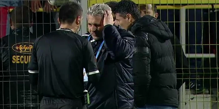 
    Şumudică se plânge arbitrului de o lovitură inexistentă  