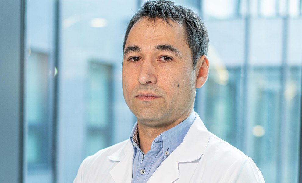 Pacientul cu hernie de disc merge la o oră după operație. Medicul Dorin Bică explică avantajele chirurgie minim invazive